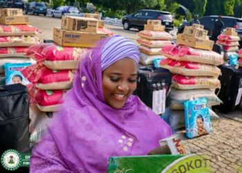 Yadda Uwargidan Gwamnan Sokoto Ta Raba Tallafin Abinci da Kuɗi Ga Uwayen Ƴan Uku