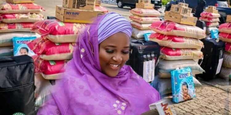 Yadda Uwargidan Gwamnan Sokoto Ta Raba Tallafin Abinci da Kuɗi Ga Uwayen Ƴan Uku