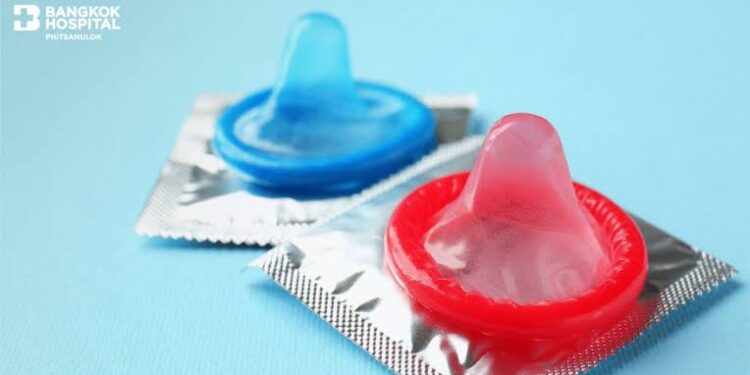 Yadda Ake Saka Condom Cikin Sauƙi (Mataki-mataki)