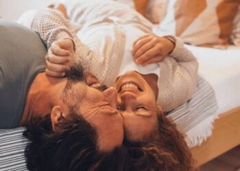 Gurare 12 Da Mata Suke Su Yi Ma Mijin Su Kiss A Jikin Su