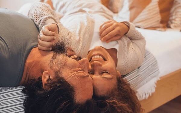 Gurare 12 Da Mata Suke Su Yi Ma Mijin Su Kiss A Jikin Su