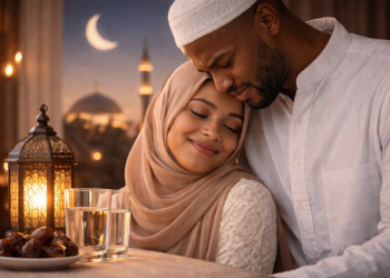 Hukuncin Azumin Mijin Da Ya Yi Kiss Ga Matar Shi Cikin Azumi Kuma Maziyi Ya Fita