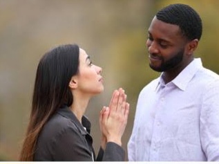 Lokacin da Namiji Ya ke Sonki Da Gaske: Ba Zai Taɓa Neman Abubuwan 2 Daga Gareki Ba