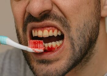 Dalilai 7 Da Ke Sa Kake Ganin Jini Lokacin Goge Haƙora — Kada Ka Yi Watsi!