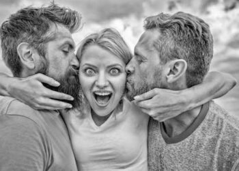 Idan Mace Tana Soyayya Da Maza Biyu, Ga Alamomi 7 da Za Ka Iya Gani